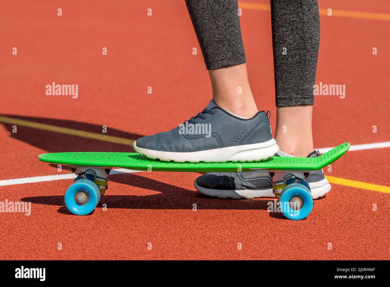 Pied de skateboarder à cheval sur la planche de Penny Banque D'Images