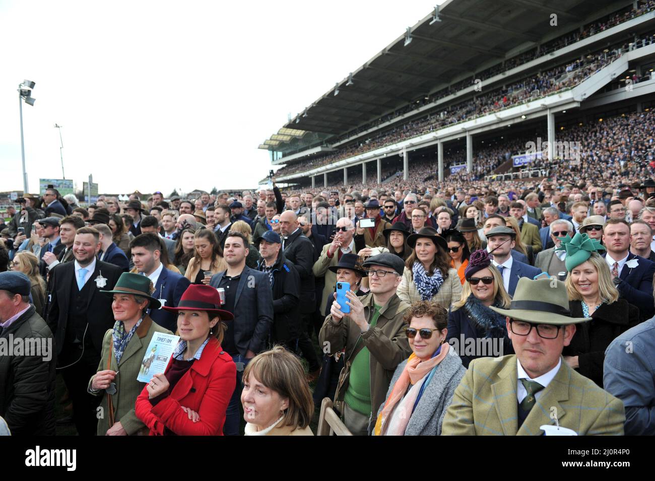 Jour 1 du Festival de Cheltenham à l'hippodrome de Cheltenham. Les foules qui regardent la première course Photo par Mikal Ludlow Photography tel; 0785517720 Banque D'Images