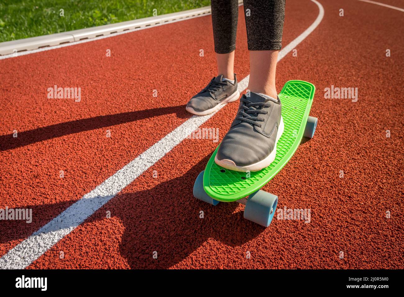 Une petite fille de skater monte sur un panneau de sou Banque D'Images