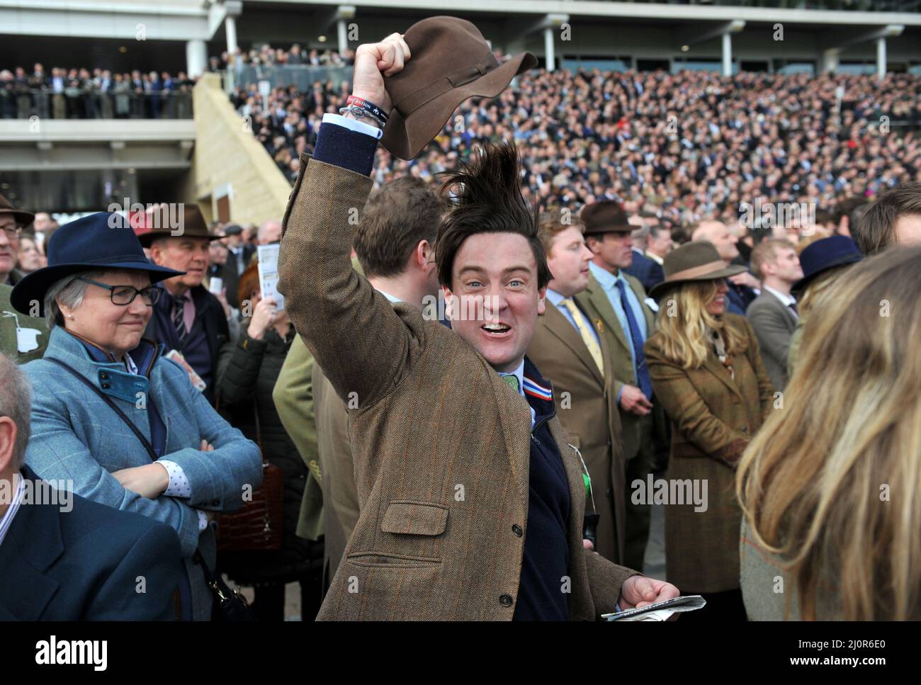 Jour 1 du Festival de Cheltenham à l'hippodrome de Cheltenham. Les foules qui regardent la première course Photo par Mikal Ludlow Photography tel; 0785517720 Banque D'Images