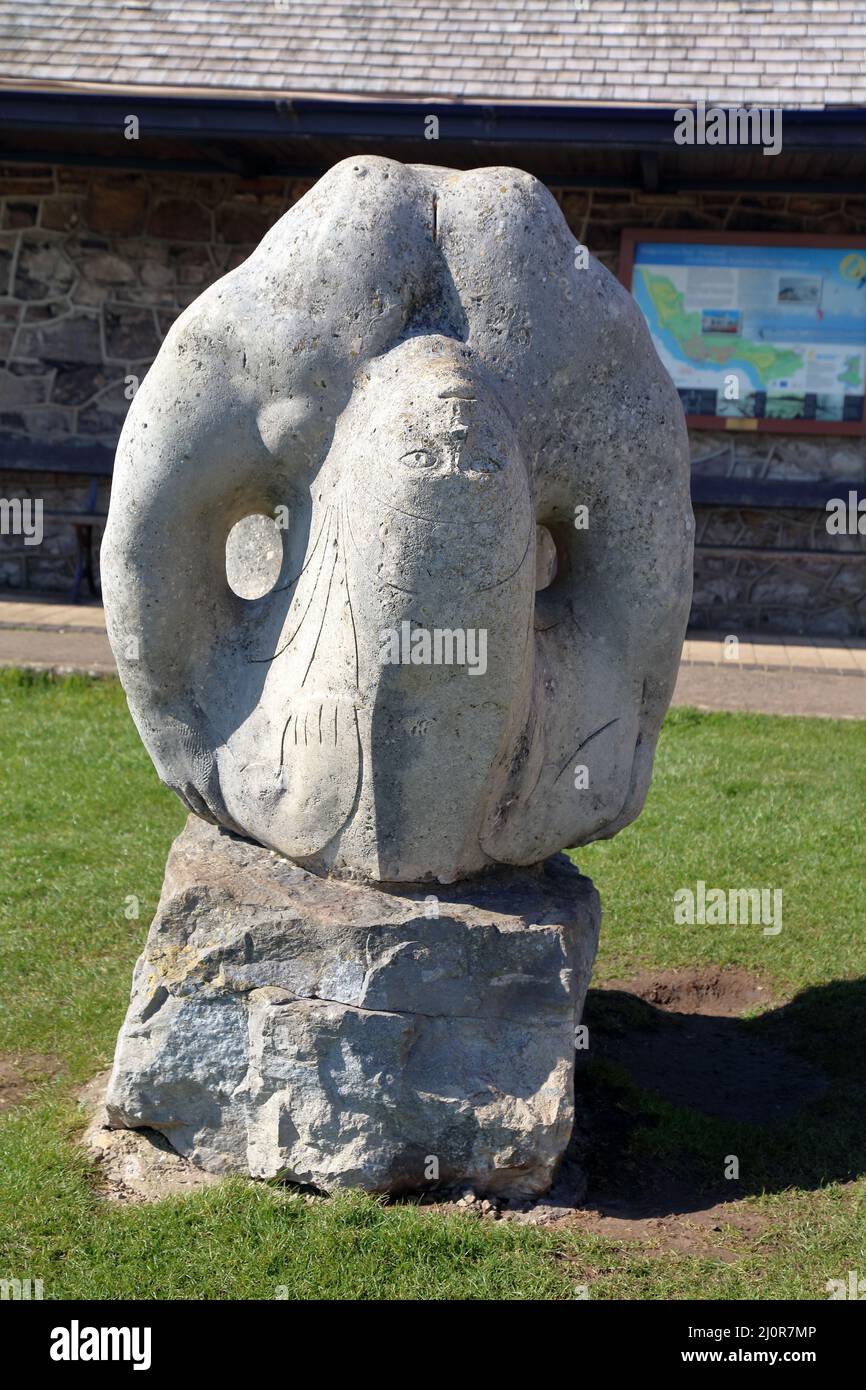 Une très belle statue en pierre sculptée se trouvait à côté de la route principale de la ville de vacances de Porthcawl dans le sud du pays de Galles. Banque D'Images