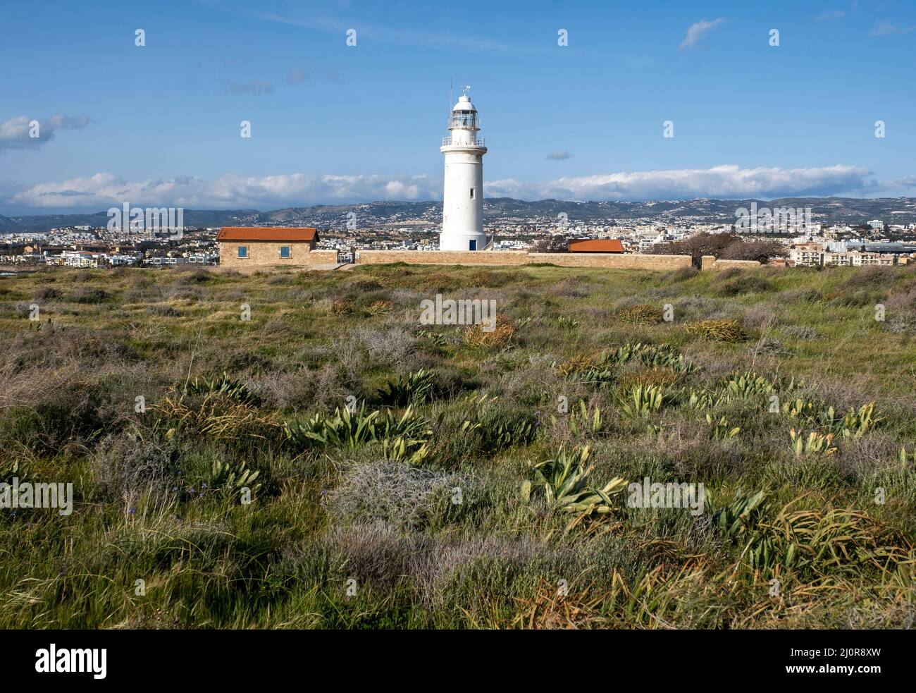 Le phare de Paphos, situé dans le parc archéologique de Paphos, à Chypre, est un site classé au patrimoine mondial de l'UNESCO. Banque D'Images