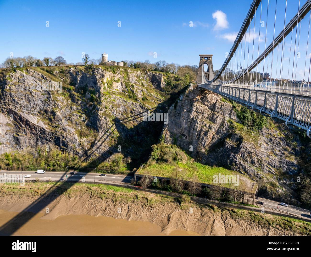 Le pont suspendu Clifton à Bristol au Royaume-Uni jette une ombre Sur St Vincent's Rocks, sous l'observatoire et la grotte Giant's Cave Banque D'Images