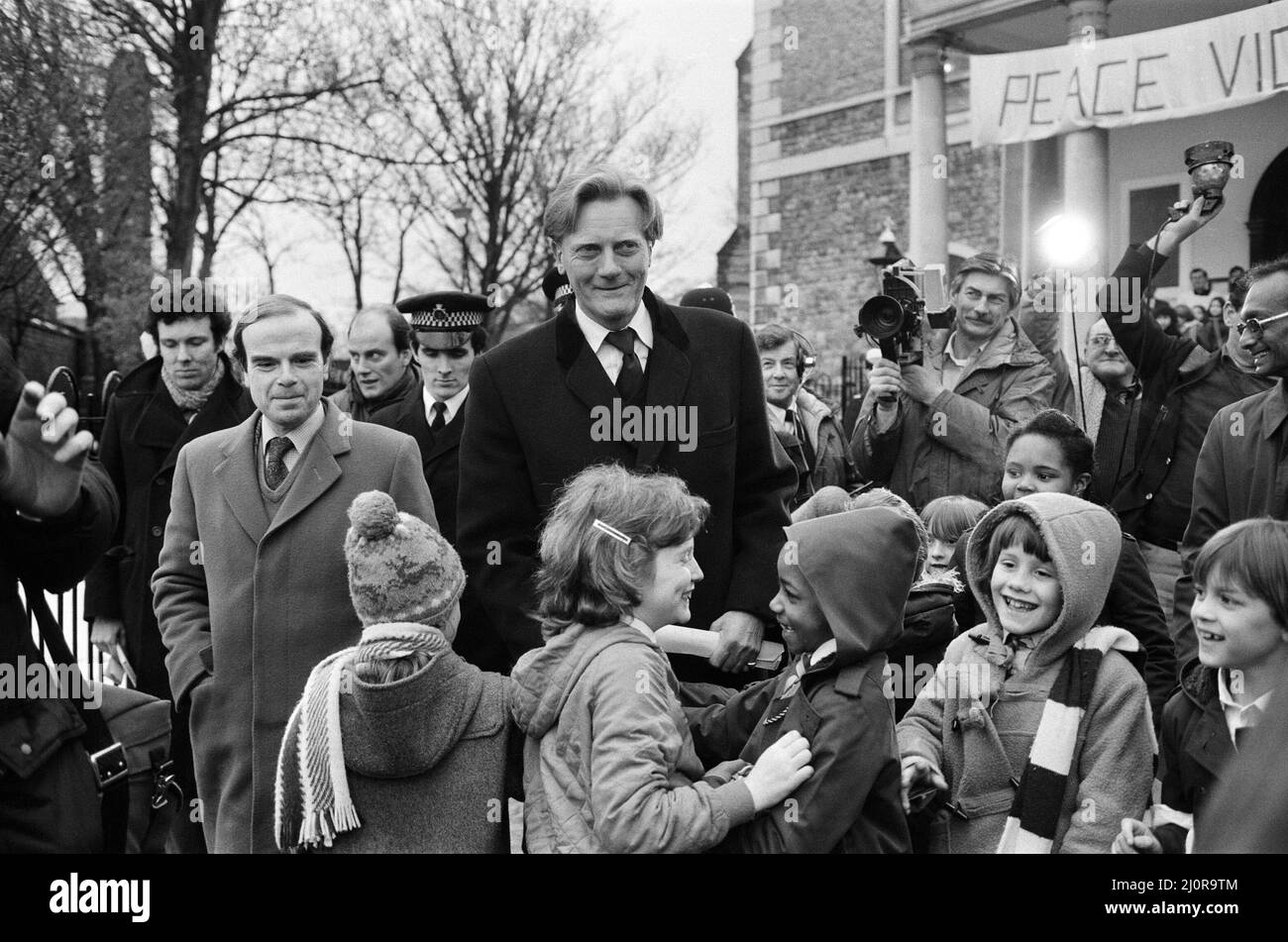 Michael Heseltine, secrétaire d'État à la Défense, lors de sa promenade à Lewisham, où il assistait à une veillée de paix à l'église Sainte-Marie. 11th février 1983. Banque D'Images