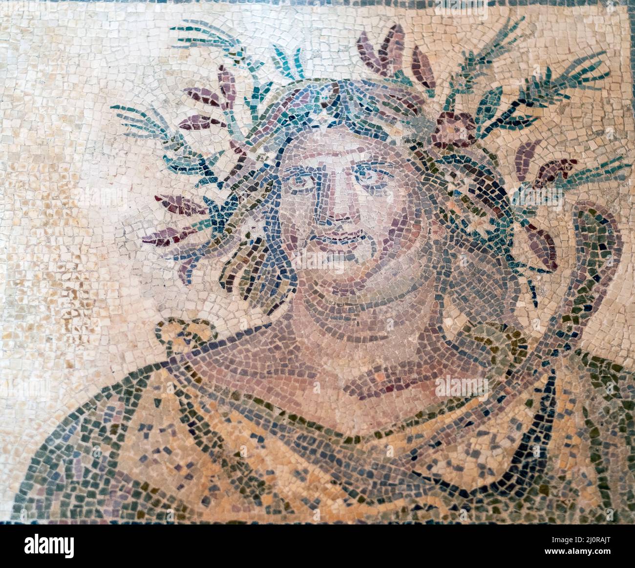 Paphos Chypre Maison de Dionysos four Seasons Roman Mosaic automne couronné de fruits et de baies et portant un couteau de Pruning. Paphos, Chypre. Banque D'Images