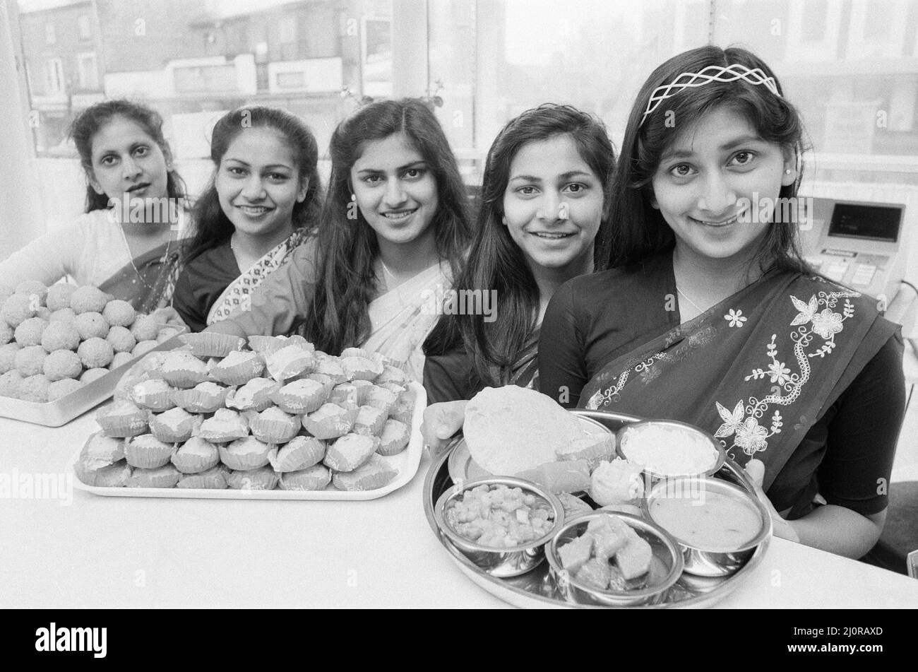 Restaurant végétarien Five Sisters, Stratford Road, Sparkbrook, Birmingham, samedi 3rd novembre 1984. Notre photo montre ... Les sœurs Ladwa, de gauche à droite, Urmila, Tarulata, Bhavna, Chetna et Susmita ont eu l'idée d'ouvrir un restaurant quand ils ont réalisé combien il y avait peu d'endroits où il y avait des repas végétariens hindous, les sœurs prennent des sternes pour cuisiner et servir dans le restaurant, qui est ouvert depuis mai. Banque D'Images