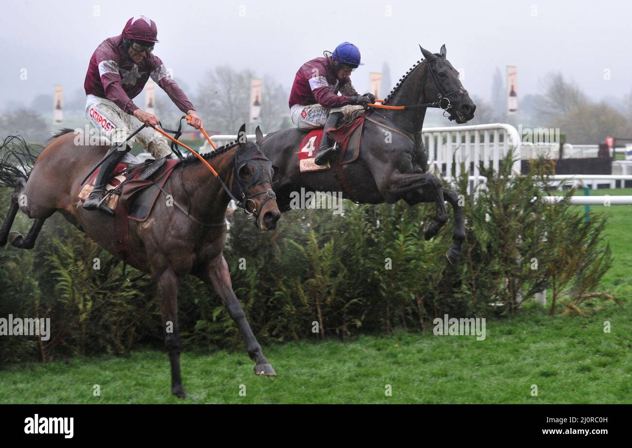 4,10 The Glenfarclas Cross Country L2R Tiger Roll monté par Davy Russell et Delta travail monté par Jack Kennedy saut le dernier côte à côte jour 2, Banque D'Images