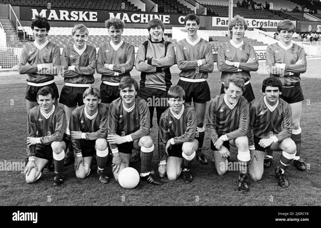 South Bank FC Juniors, les gagnants de la coupe de football du comté de North Riding. Rangée avant L-R A. Jenkins, G, Cairns, T Coulton (capt), A. Raine, W. Bollands, S. Williams. Rangée arrière L-R M. Twohig, C. Powell, D. Williams, M. White, A. Pearson, G. Vickers, P. Cairns. 19th mai 1984. Banque D'Images