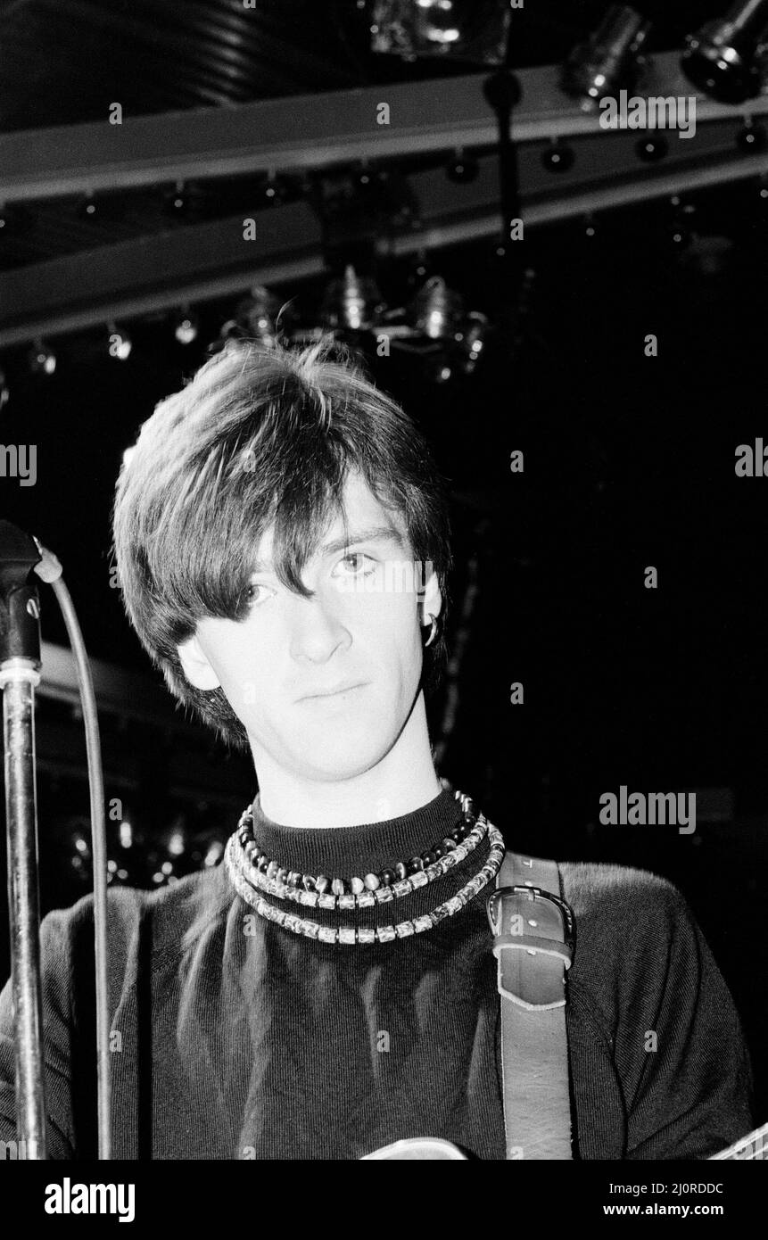 Johnny Marr, guitariste et auteur-compositeur avec le groupe musical The Smiths de Manchester. Le groupe était composé de 1982 à 1987 et comprenait le chanteur Morrissey, le guitariste Johnny Marr, le bassiste Andy Rourke et le batteur Mike Joyce. Au moment de la prise de cette photo, The Smiths avait sorti Hand in Glove et Thor Man as Singles en 1983, et leur premier album « The Smiths » avait également été publié. Photo prise le 12th mars 1984 Banque D'Images