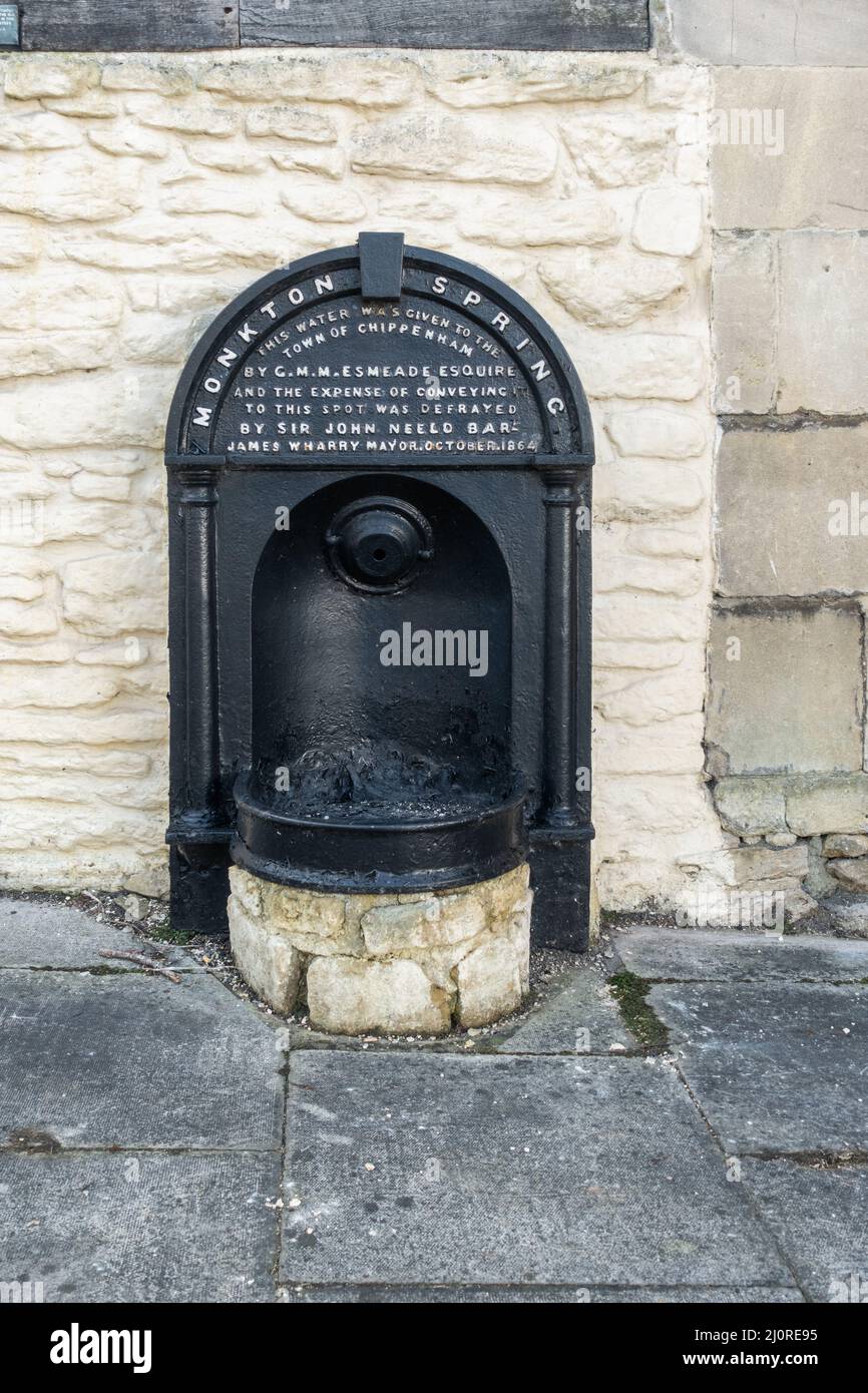 Monkton Spring Fountain sur le mur du Yelde Hall a classé bâtiment à ossature de bois dans le Market place Chippenham, Wiltshire, Angleterre, Royaume-Uni Banque D'Images