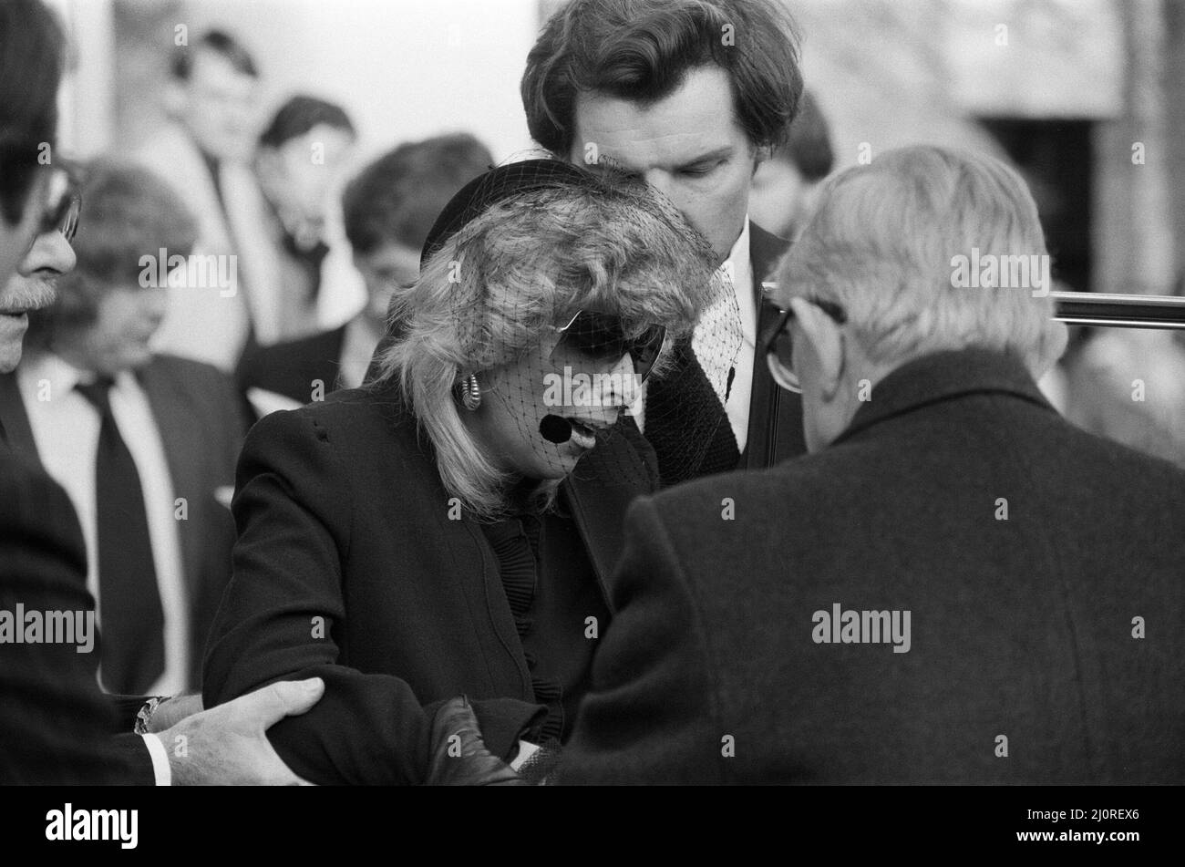 Les funérailles du chanteur Billy Fury, église du bois St Johns. Billy, 42 ans, est mort d'une crise cardiaque le 28th janvier 1983. Sur la photo, Lisa Rosen et d'autres personnes qui quittent l'église. 4th février 1983. Banque D'Images