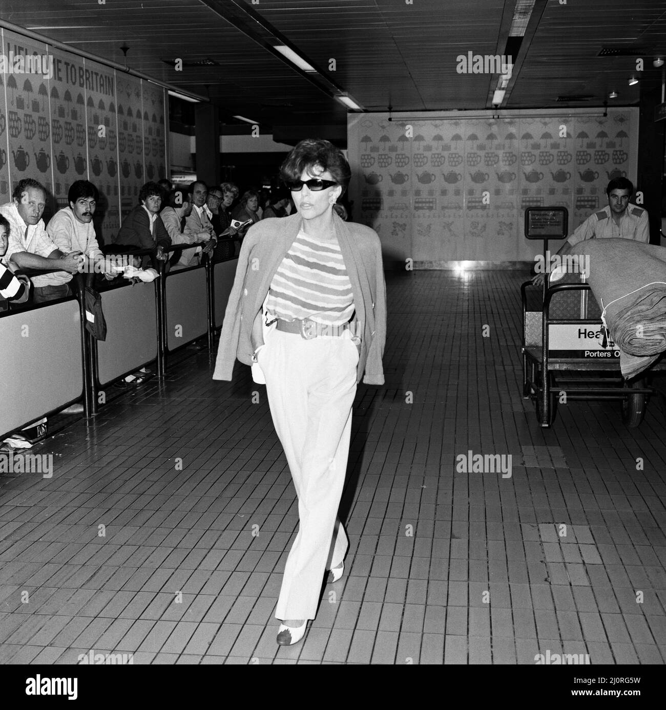 Joan Collins Actress Heathrow Airport Banque D images Noir Et Blanc Alamy joan-collins-actress-heathrow-airport-banque-d-images-noir-et-blanc-alamy
