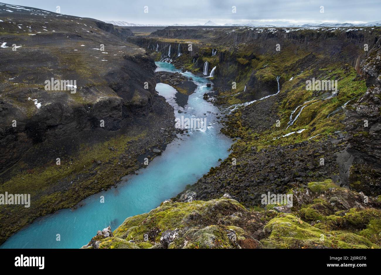 Chute de neige en automne sur la pittoresque cascade Sigoldugljufur vue. La saison change dans les Highlands du sud de l'Islande. Banque D'Images