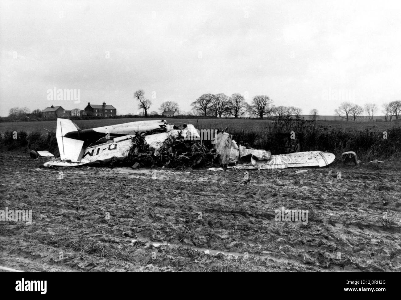 L'agriculteur Norman Cairns a dit aujourd'hui qu'il avait pitié de l'épave d'un avion qui s'est écrasé dans son champ près de l'aéroport de Newcastle. Il s'est précipité sur les lieux avec un tracteur après avoir entendu un bruit de cogné. M. Cairns, d'East Farm, Black Callerton, a découvert un avion à deux moteurs en collision et le pilote piégé dans l'épave. Le pilote, considéré comme un autrichien, serait mort instantanément lorsque l'avion Piper Aztec s'est plongé dans le champ dans un brouillard épais. 03/12/1984 Banque D'Images