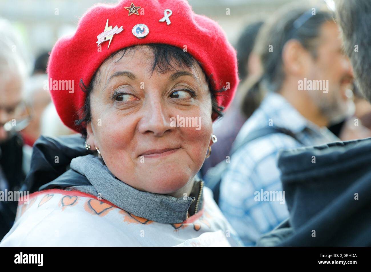 Un activiste pendant le discours de Jean-Luc Melenson. Mars pour la République 6th organisé par Jean-Luc Melanchon, candidat 'France Insoumise' aux élections présidentielles, le 20th mars 2022 à Paris, France. Photo de Christophe Michel / ABACAPRESS.COM Banque D'Images