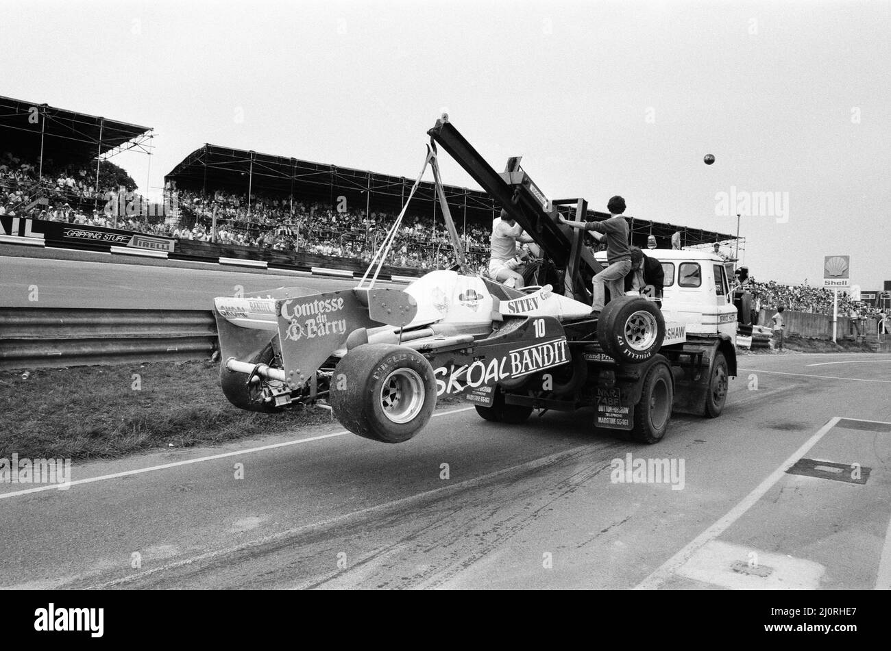 Grand Prix britannique 1984, Brands Hatch, dimanche 22nd juillet 1984. Notre photo montre ... Skoal Bandit Formula 1 Team car, RAM-Hart, pilote Jonathan Palmer s'éloigne de la piste après un accident. Banque D'Images