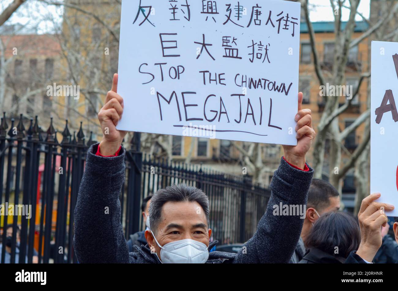 Un démonstrateur détient un panneau pour arrêter la construction d'une méga-prison dans le quartier chinois de Manhattan à New York le 20 mars 2022. Banque D'Images