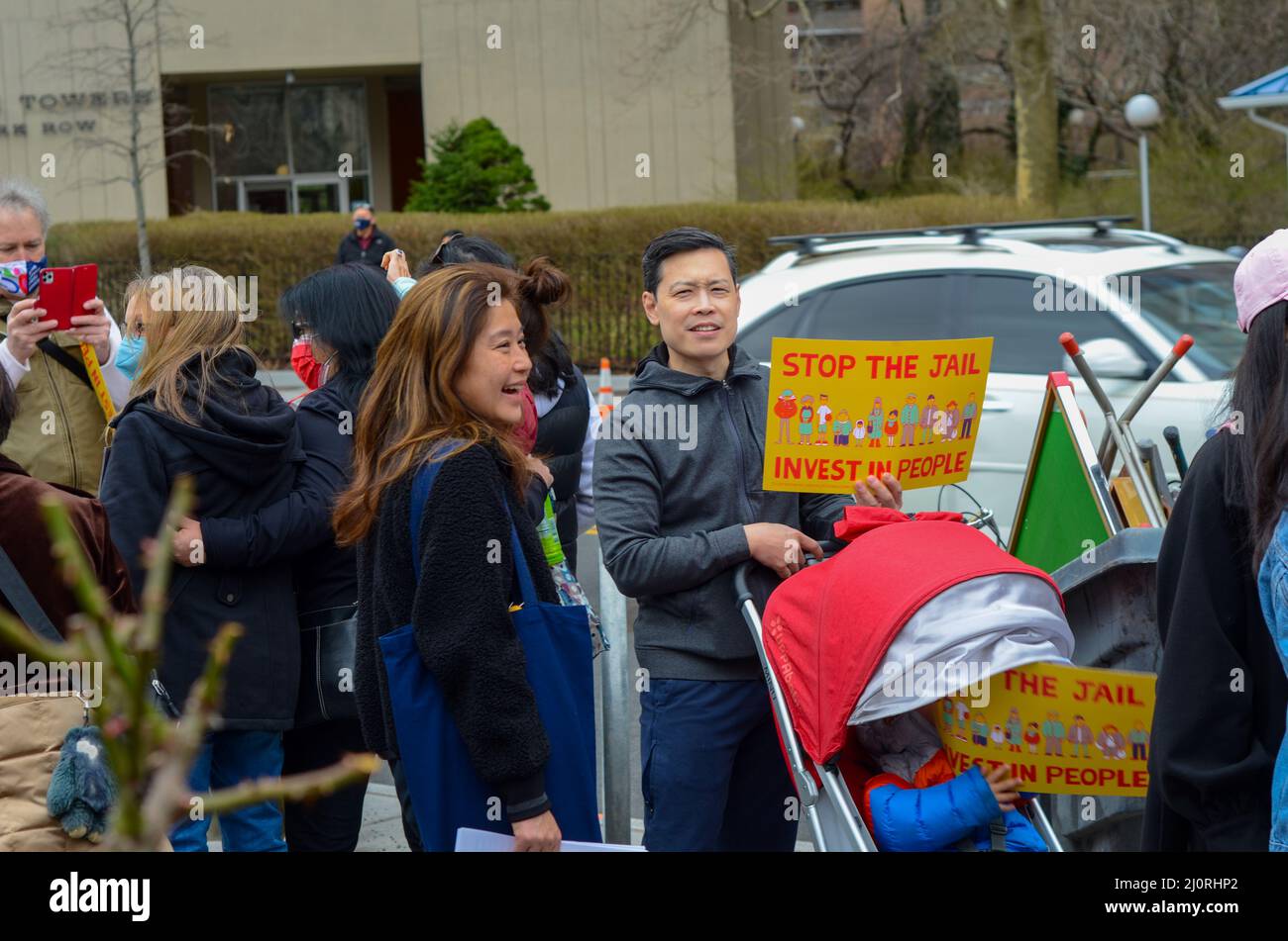 Un démonstrateur détient un panneau pour arrêter la construction d'une méga-prison dans le quartier chinois de Manhattan à New York le 20 mars 2022. Banque D'Images