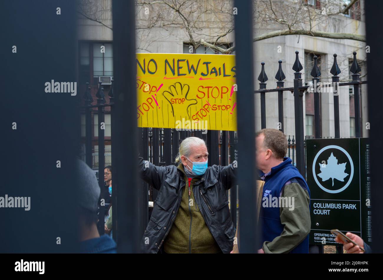 Un démonstrateur détient un panneau pour arrêter la construction d'une méga-prison dans le quartier chinois de Manhattan à New York le 20 mars 2022. Banque D'Images