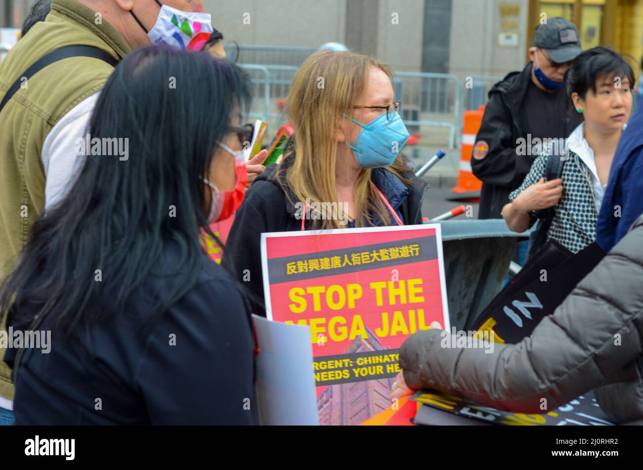 Un démonstrateur détient un panneau pour arrêter la construction d'une méga-prison dans le quartier chinois de Manhattan à New York le 20 mars 2022. Banque D'Images