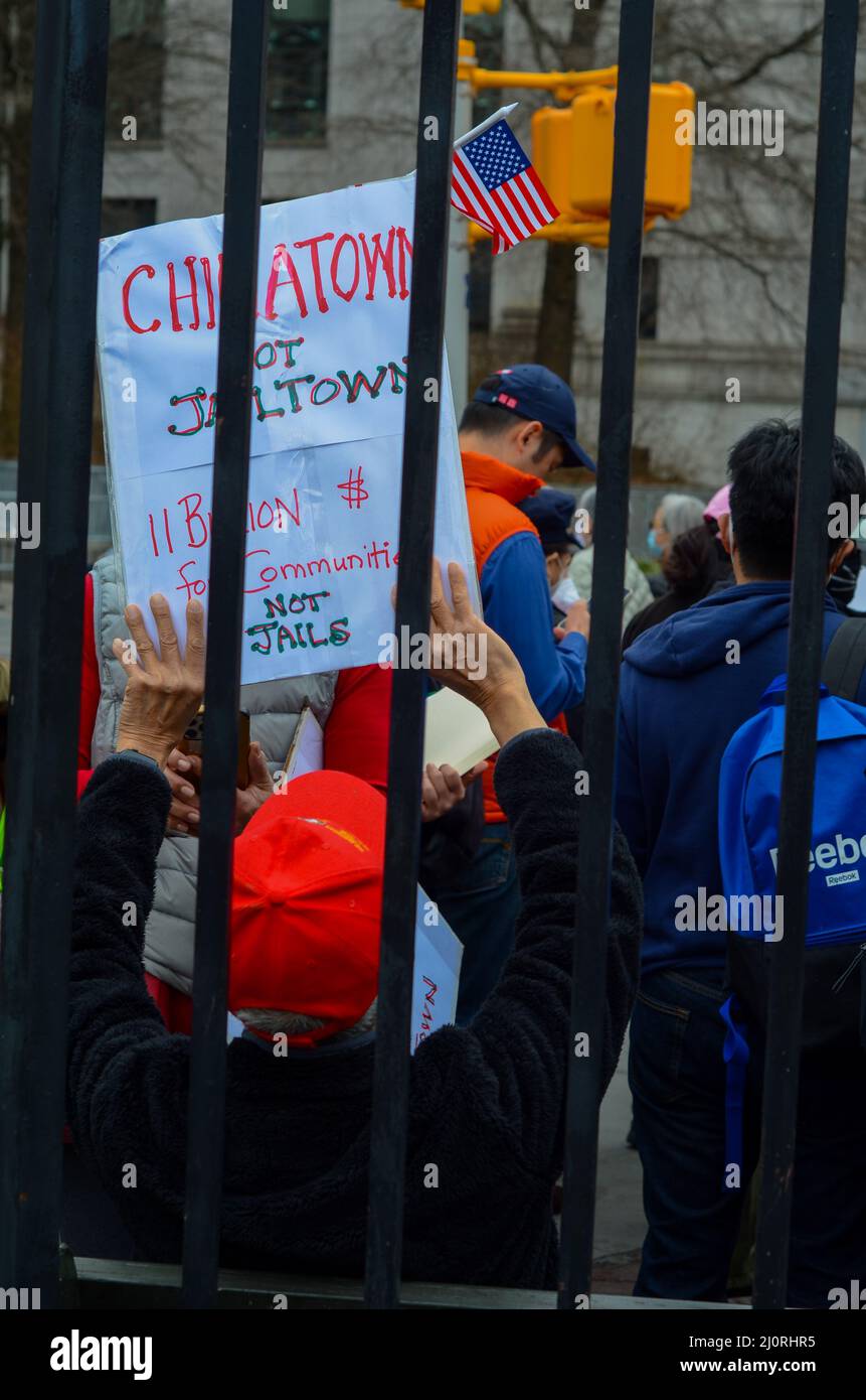 Un démonstrateur détient un panneau pour arrêter la construction d'une méga-prison dans le quartier chinois de Manhattan à New York le 20 mars 2022. Banque D'Images