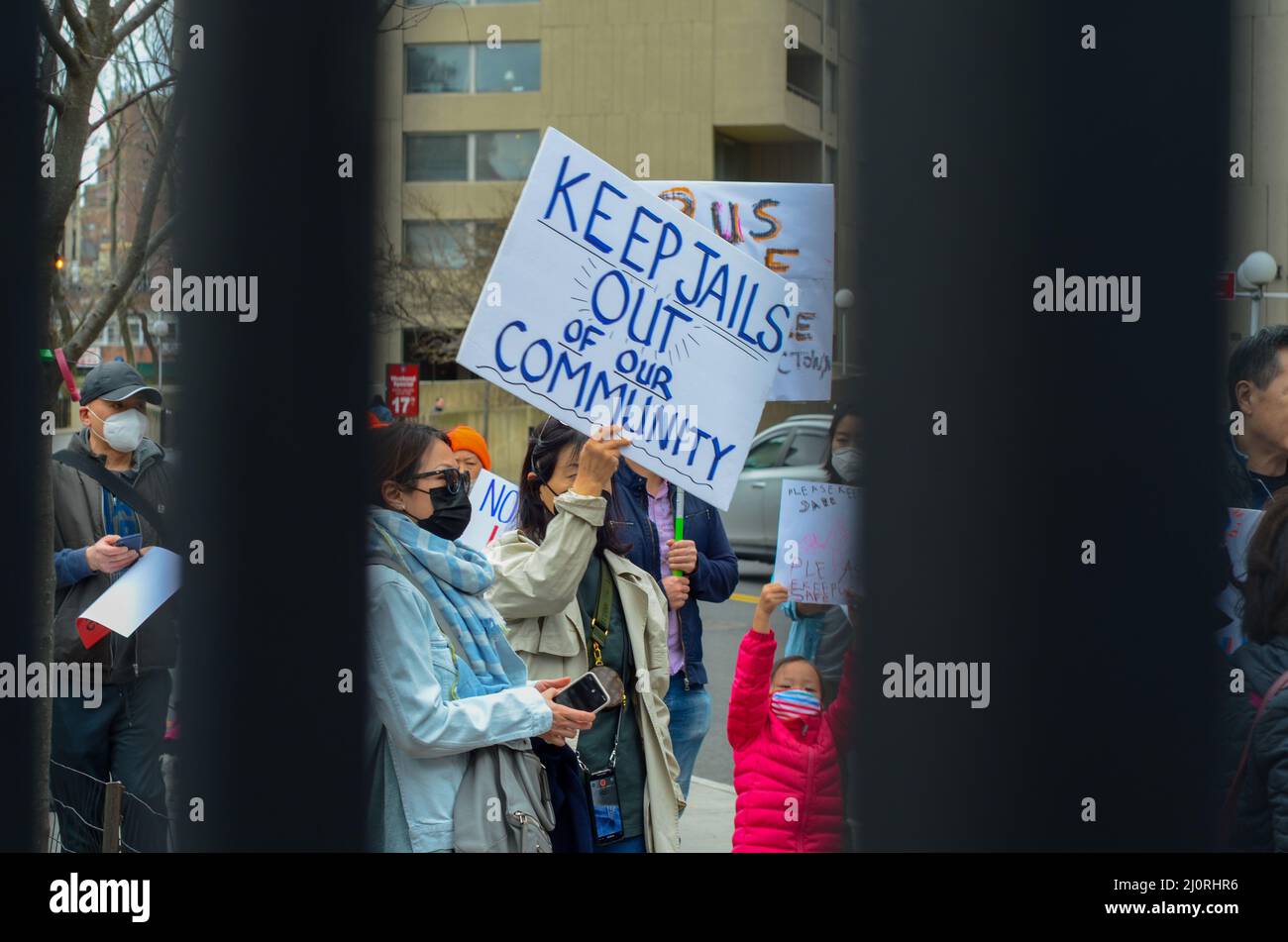 Un démonstrateur détient un panneau pour arrêter la construction d'une méga-prison dans le quartier chinois de Manhattan à New York le 20 mars 2022. Banque D'Images