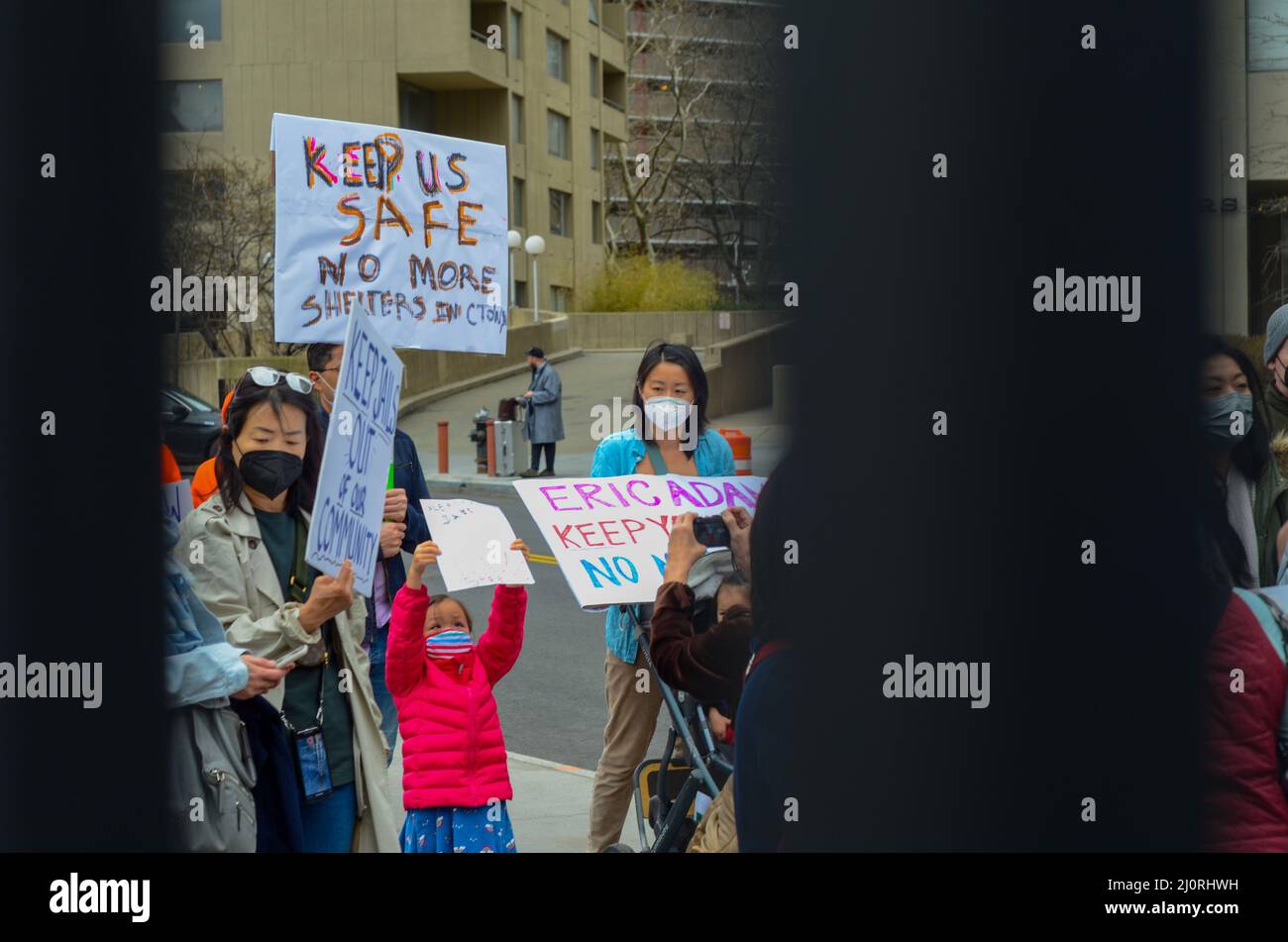 Un démonstrateur détient un panneau pour arrêter la construction d'une méga-prison dans le quartier chinois de Manhattan à New York le 20 mars 2022. Banque D'Images
