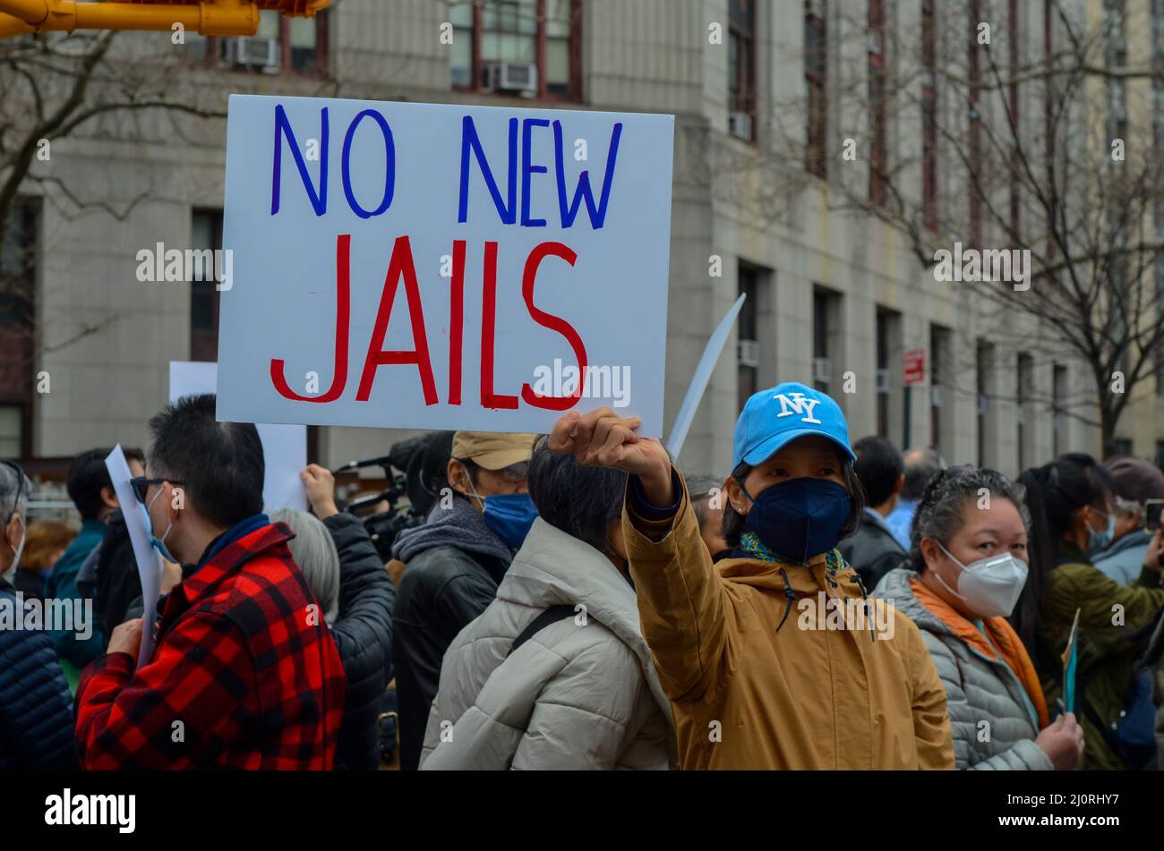 Un démonstrateur détient un panneau pour arrêter la construction d'une méga-prison dans le quartier chinois de Manhattan à New York le 20 mars 2022. Banque D'Images