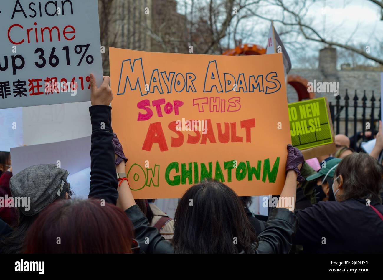 Un démonstrateur détient un panneau pour arrêter la construction d'une méga-prison dans le quartier chinois de Manhattan à New York le 20 mars 2022. Banque D'Images