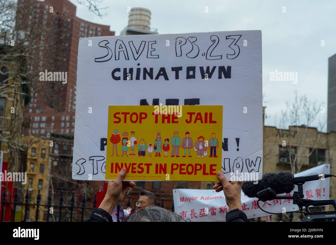 Des manifestants tiennent des panneaux pour arrêter la construction d’une méga-prison dans le quartier chinois de Manhattan, à New York Cityon le 20 mars 2022. Banque D'Images