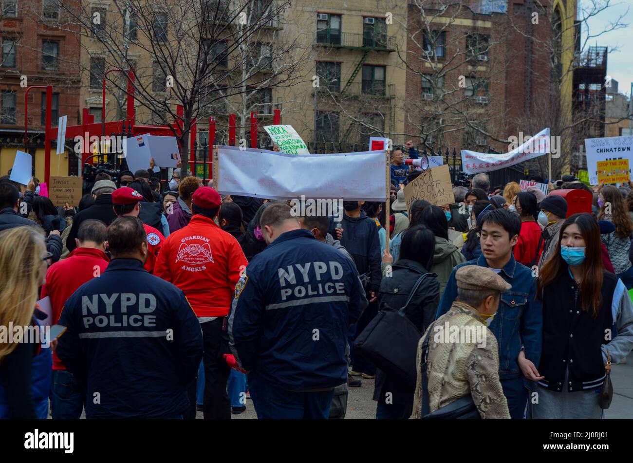 Des manifestants tiennent des panneaux pour arrêter la construction d’une méga-prison dans le quartier chinois de Manhattan, à New York Cityon le 20 mars 2022. Banque D'Images