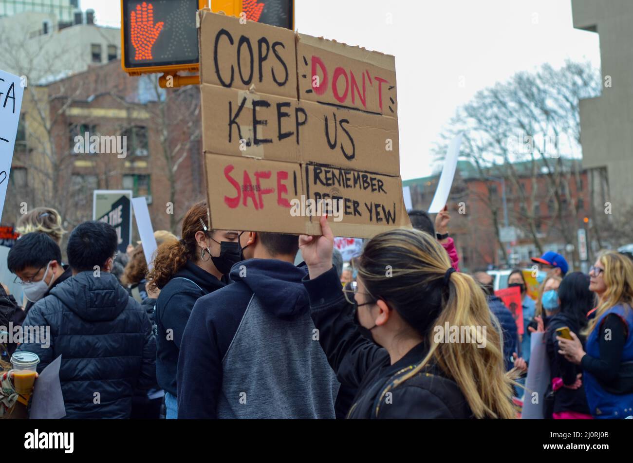 Des manifestants tiennent des panneaux pour arrêter la construction d’une méga-prison dans le quartier chinois de Manhattan, à New York Cityon le 20 mars 2022. Banque D'Images