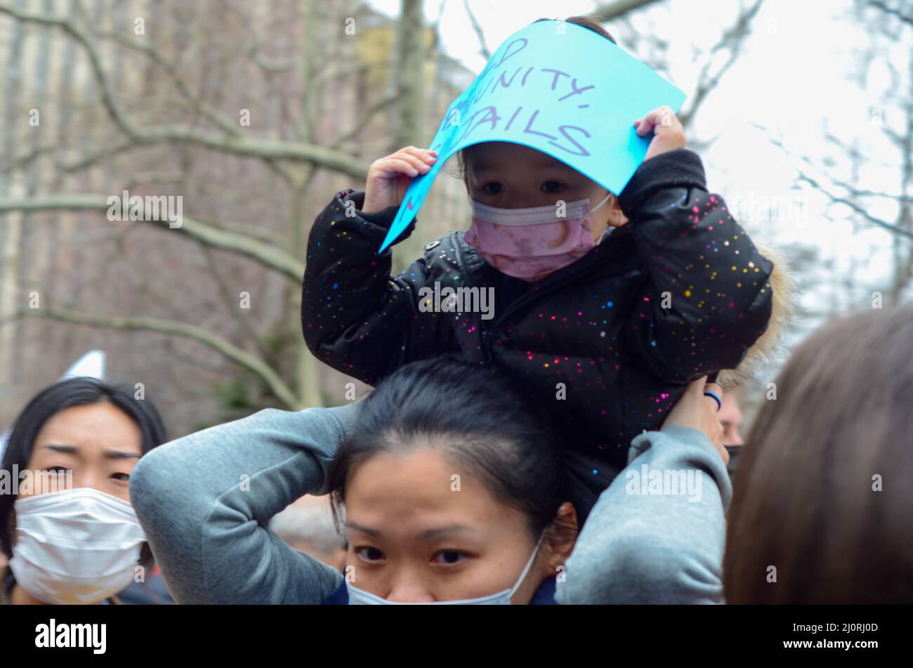 Un jeune manifestant détient un signe pour arrêter la construction d'une méga-prison dans le quartier chinois de Manhattan à New York le 20 mars 2022. Banque D'Images