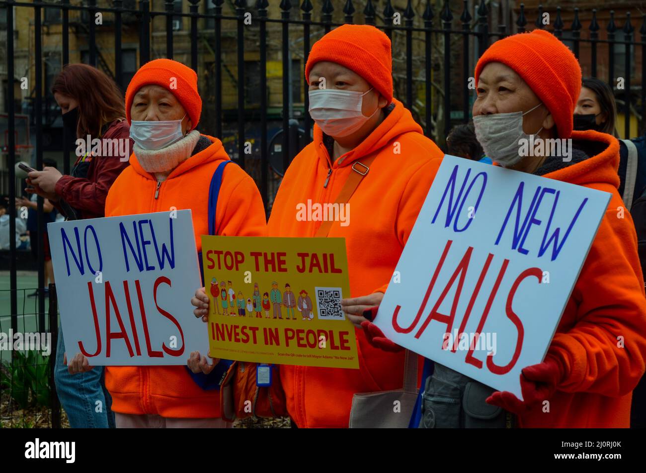 Des manifestants tiennent des panneaux pour arrêter la construction d’une méga-prison dans le quartier chinois de Manhattan, à New York Cityon le 20 mars 2022. Banque D'Images