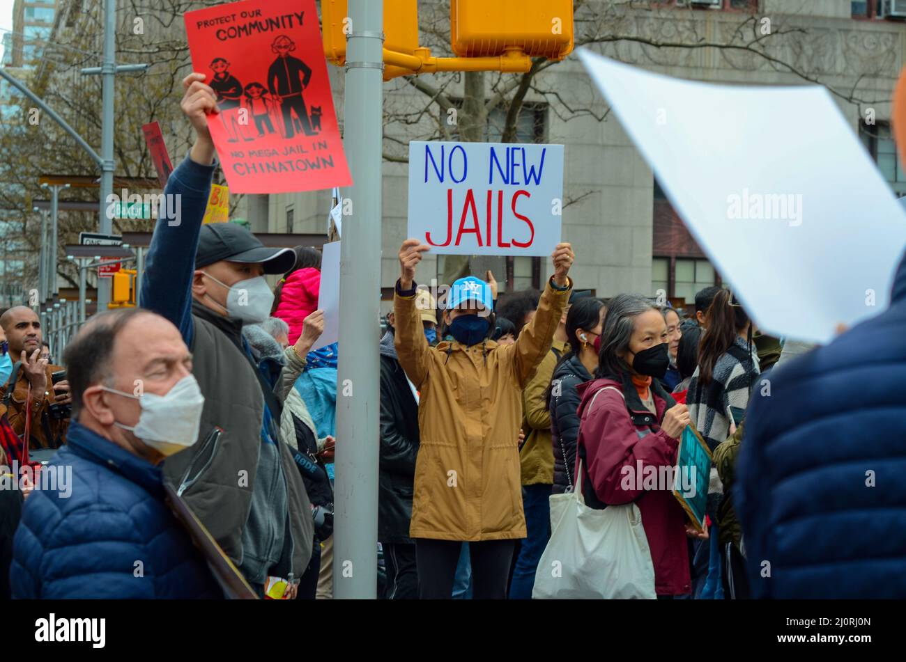 Des manifestants tiennent des panneaux pour arrêter la construction d’une méga-prison dans le quartier chinois de Manhattan, à New York Cityon le 20 mars 2022. Banque D'Images