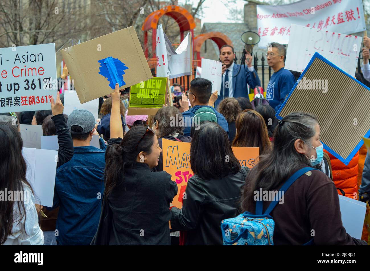 Des manifestants tiennent des panneaux pour arrêter la construction d’une méga-prison dans le quartier chinois de Manhattan, à New York Cityon le 20 mars 2022. Banque D'Images