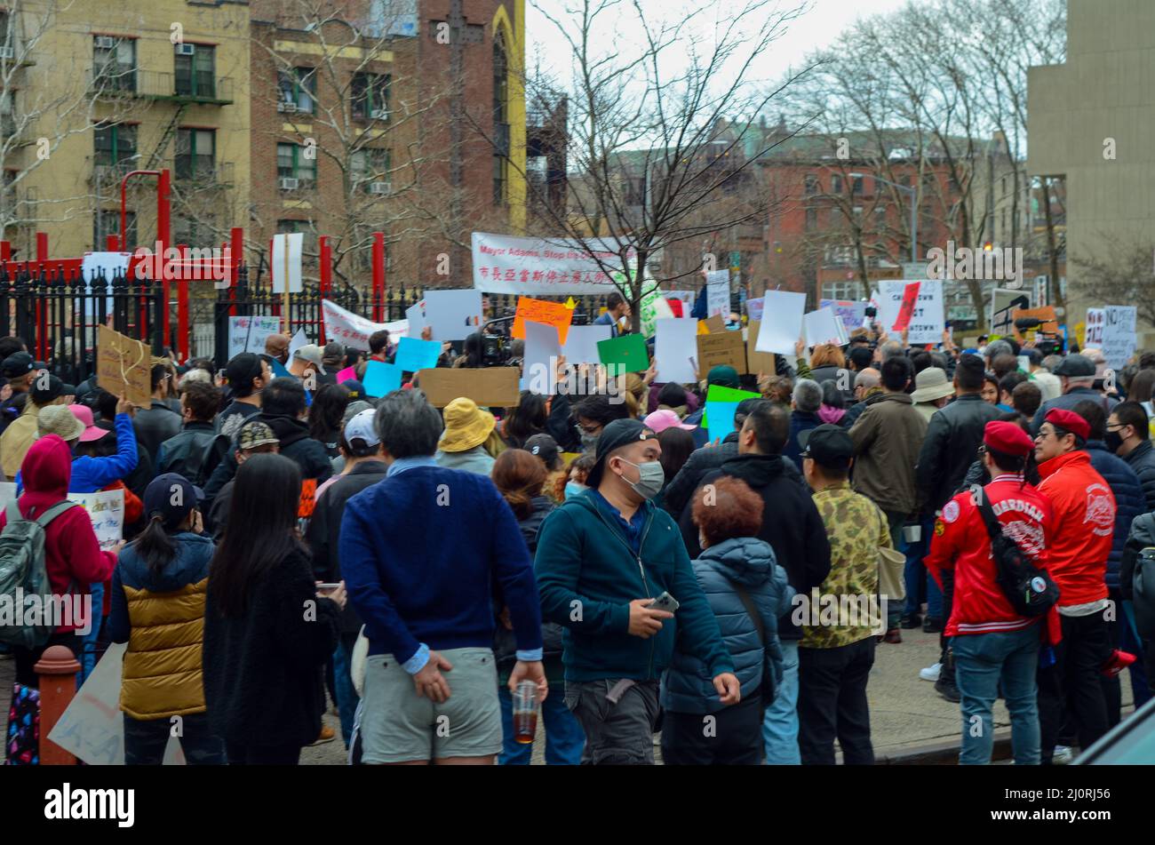Le 20 mars 2022, des centaines de manifestants ont mis des signes pour arrêter la construction d’une méga-prison dans le quartier chinois de Manhattan à New York. Banque D'Images