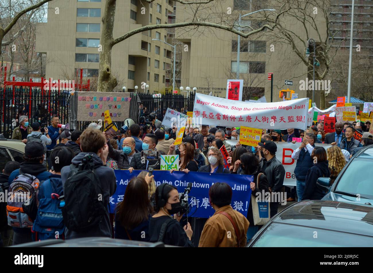 Les citoyens inquiets du quartier chinois de Manhattan passent par Chinatown pour dire au maire et à l'hôtel de ville d'arrêter la construction d'une méga prison dans le quartier chinois, Banque D'Images
