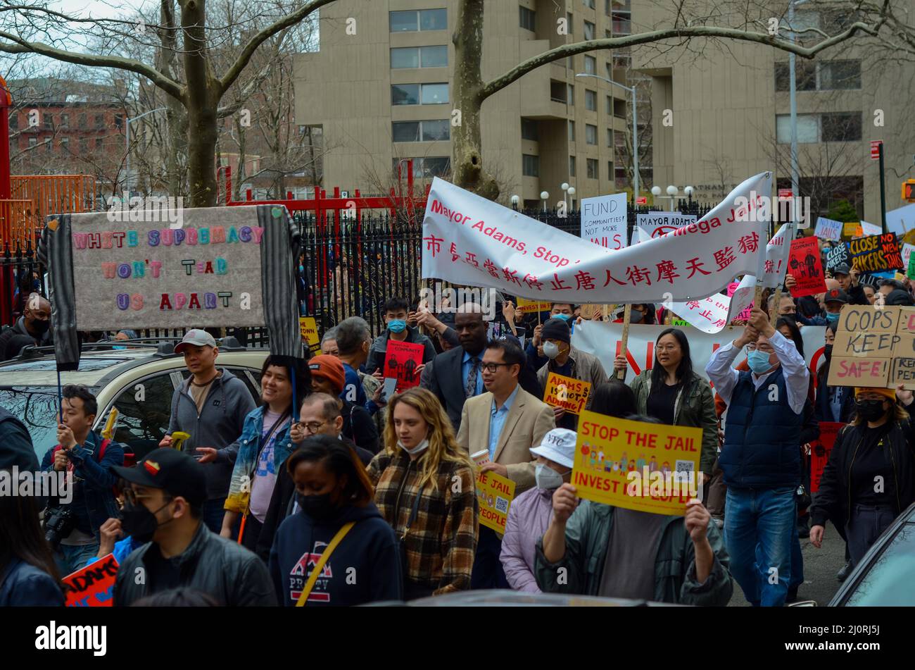 Le 20 mars 2022, des centaines de manifestants ont mis des signes pour arrêter la construction d’une méga-prison dans le quartier chinois de Manhattan à New York. Banque D'Images