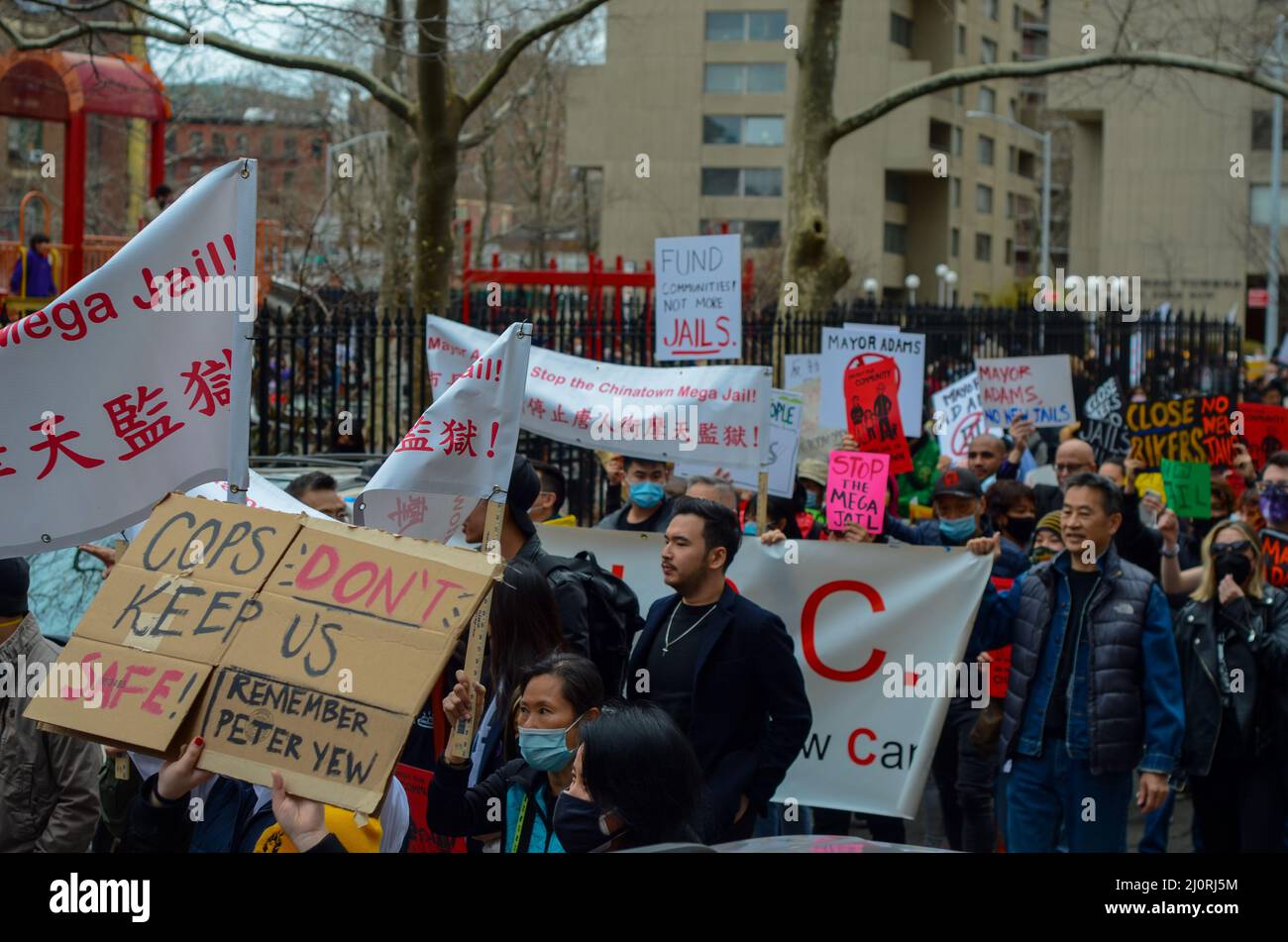 Les citoyens inquiets du quartier chinois de Manhattan passent par Chinatown pour dire au maire et à l'hôtel de ville d'arrêter la construction d'une méga prison dans le quartier chinois, Banque D'Images