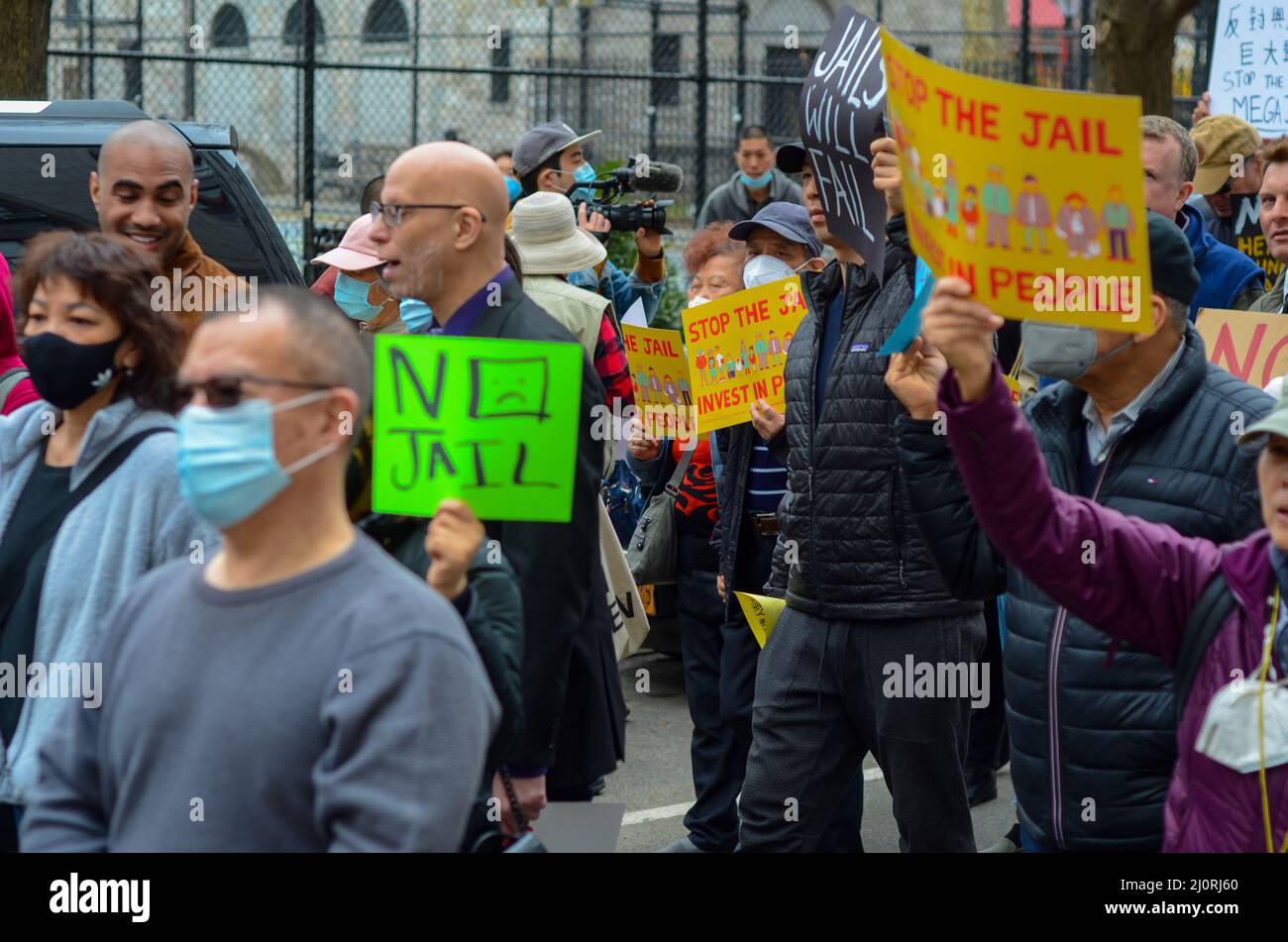 Les citoyens inquiets du quartier chinois de Manhattan passent par Chinatown pour dire au maire et à l'hôtel de ville d'arrêter la construction d'une méga prison dans le quartier chinois, Banque D'Images