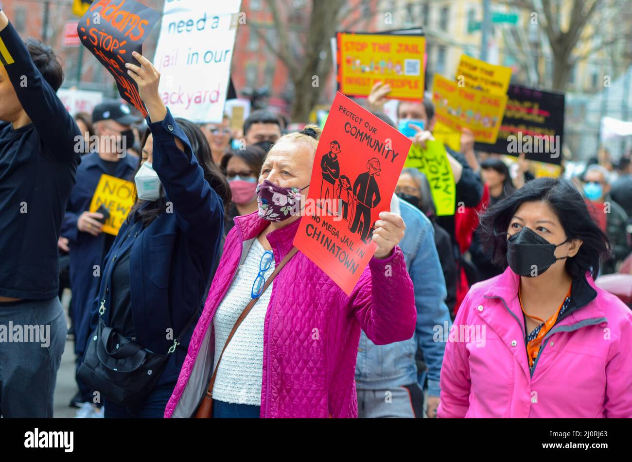 Les citoyens inquiets du quartier chinois de Manhattan passent par Chinatown pour dire au maire et à l'hôtel de ville d'arrêter la construction d'une méga prison dans le quartier chinois, Banque D'Images