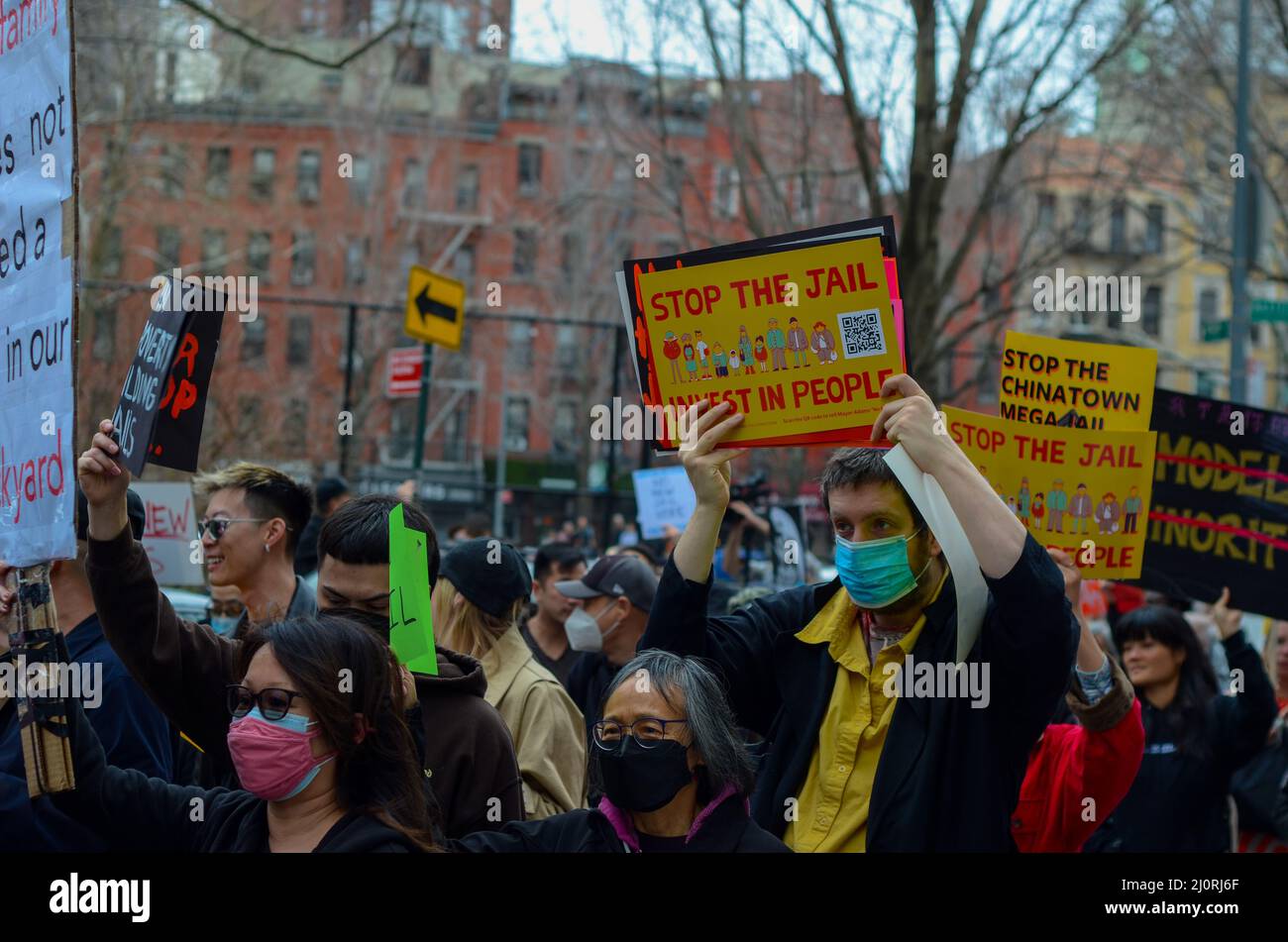 Les citoyens inquiets du quartier chinois de Manhattan passent par Chinatown pour dire au maire et à l'hôtel de ville d'arrêter la construction d'une méga prison dans le quartier chinois, Banque D'Images
