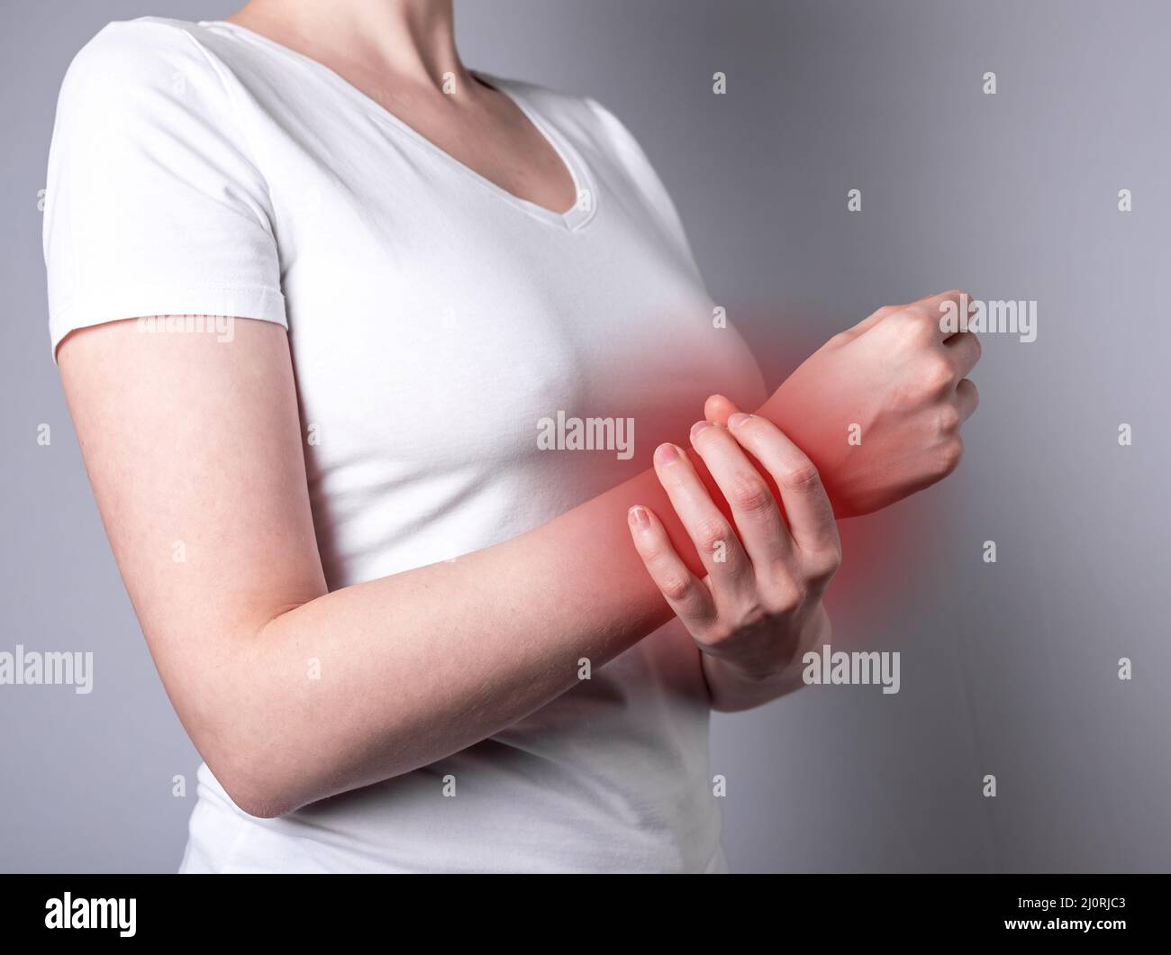 Femme souffrant de douleurs au poignet. Main tenant le poignet douloureux avec point rouge de gros plan. Problèmes de santé. Blessure, syndrome de bureau concept. Photo de haute qualité Banque D'Images