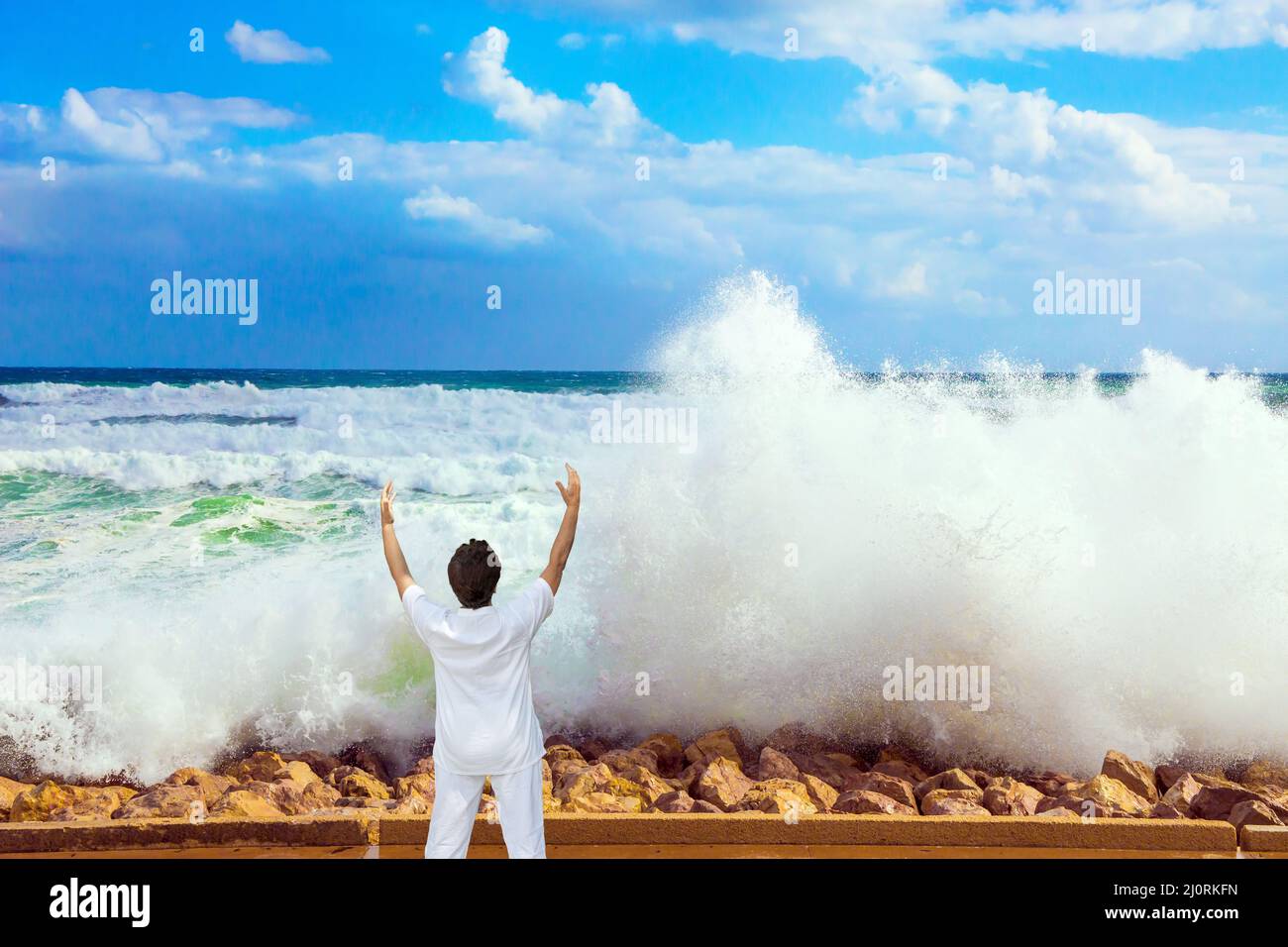 Femme admirée par la puissance de la mer Banque D'Images