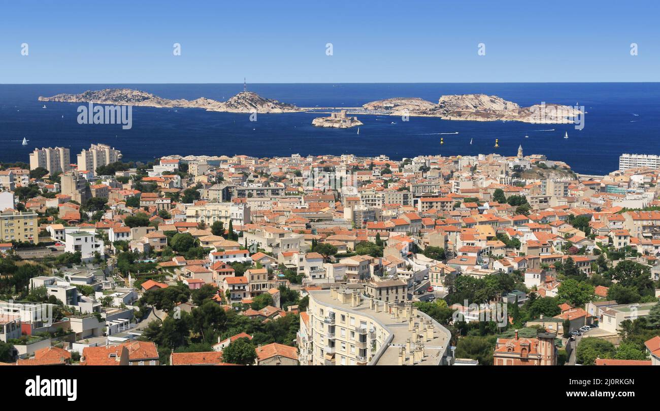 Vue aérienne des îles Frioul au large de la ville de Marseille. Banque D'Images