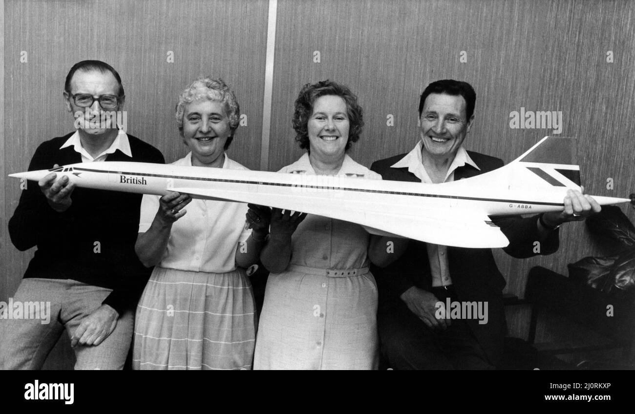 Les gagnants du concours Chronicle du soir remporteront un vol sur la Concorde en août 1984. Photo (de gauche à droite) M. Alan Colvin de Newcastle, Mme Joyce Cummings de Heaton, Mme Stella Wilkinson de Blyth et M. Ken Malt de Lemington. 16/06/84 Banque D'Images