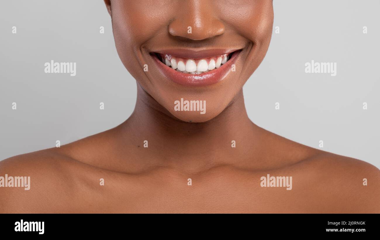 Soins dentaires. Gros plan Portrait de la femme afro-américaine souriante aux dents parfaites Banque D'Images