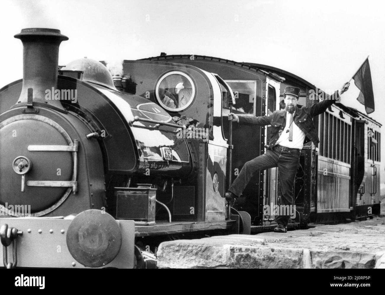 Le garde Bob Payne, de la Tanfield Railway Association, signale la nouvelle locomotive à vapeur Hawthorn Leslie 0-4-0 construite en 1911 sur la piste de Marley Hill le 23rd mai 1984 Banque D'Images