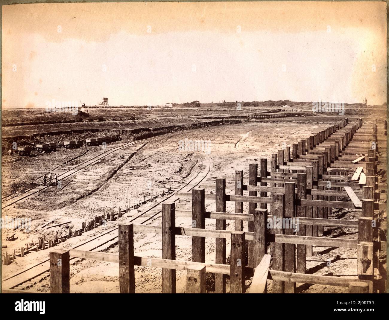 Bâtiment du 'Dock Sud' à Avellaneda, Buenos Aires, Argentine. Légende originale de la photo : octobre 2 1900 - du haut des pieux W. Side of Dock, montrant des fouilles dans Turning Basin. Banque D'Images